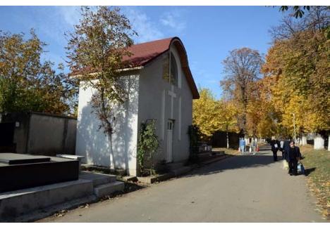 DESCOPERIŢI! Mormintele din Cimitirul Municipal vor rămâne fără "ploiere" din plexiglas. "Vrem să îi încorsetăm cumva pe deţinătorii locurilor de veci să nu mai construiască tot felul de morminte cu acoperiş din plastic şi de toate culorile, ca la bâlci", spune Liviu Andrica, directorul Administraţiei Domeniului Public